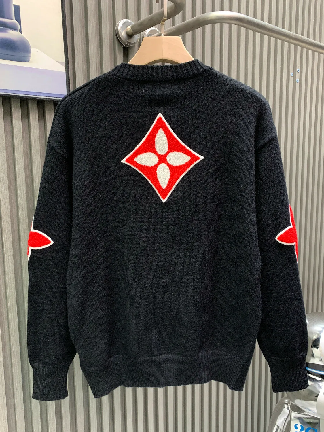 🅿️400 🀄️ Louis Vuitton 25Fw jacquard letter logo knitted woolen sweater on the front and back. The fabric is made of 82% sheep wool blended with 18% nylon cotton thread. It is made of imported jacquard machine woven pieces 6S thick needle cotton wool sweater. It has excellent thermal insulation performance. The jacquard process highlights the contrasting four-leaf clover and logo intarsia pattern, which enhances the three-dimensional sense and layering of the sweater. The fabric piece is woven using a 47W imported Stoll 3-needle ultra-fine machine from Germany. It is knitted at a parallel and even speed with reference to the original single-sided partial mesh bottom hanging wool structure. Each piece takes 270 minutes. During the weaving, 16 sand spits are used to alternately knit back and forth. The number of knitting rows for a single piece of front garment hanging wool is as high as 6352. There are so many knots in the newly woven garments that it requires pure manual thread picking and knot head inspection. Seam picking/washing can only be carried out after spot inspection.